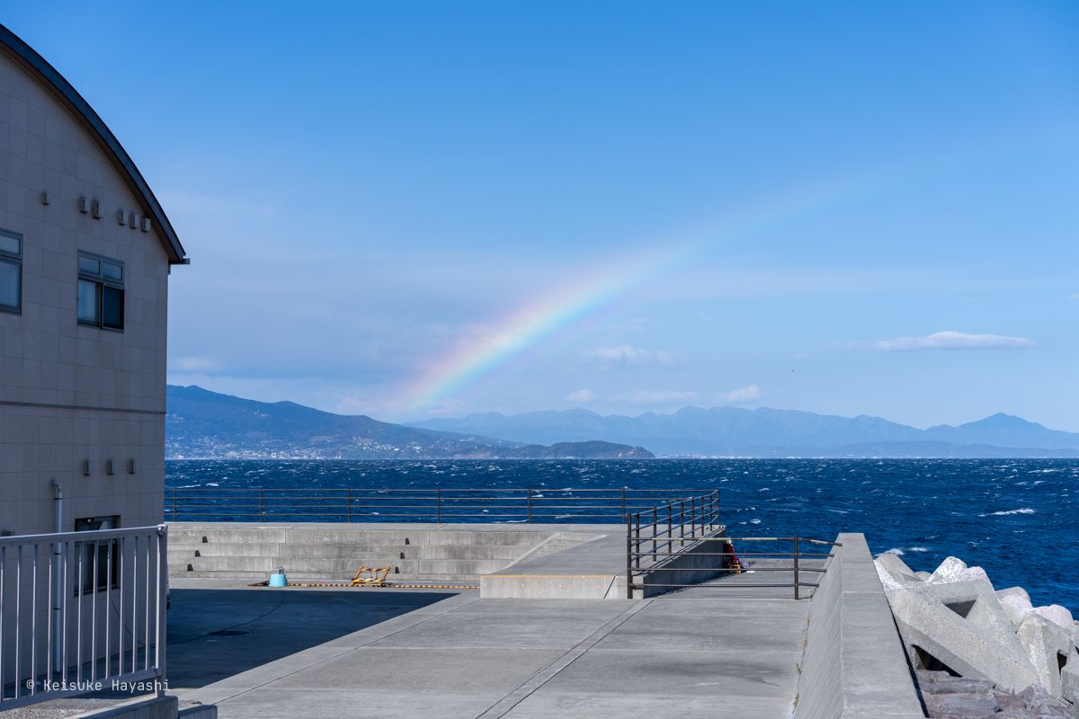 海にかかる虹