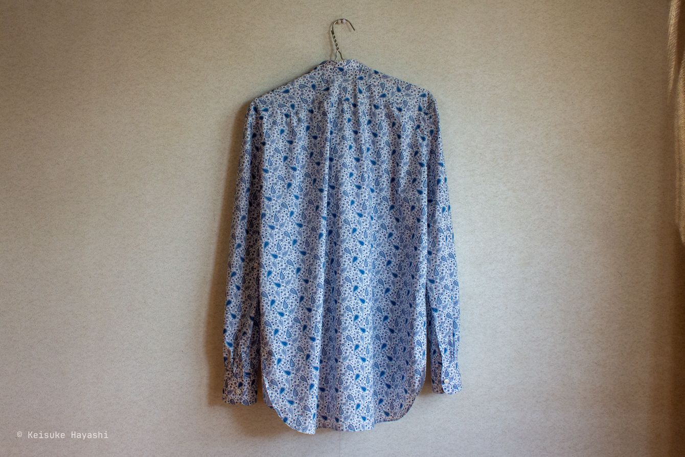 シャツの後ろ姿