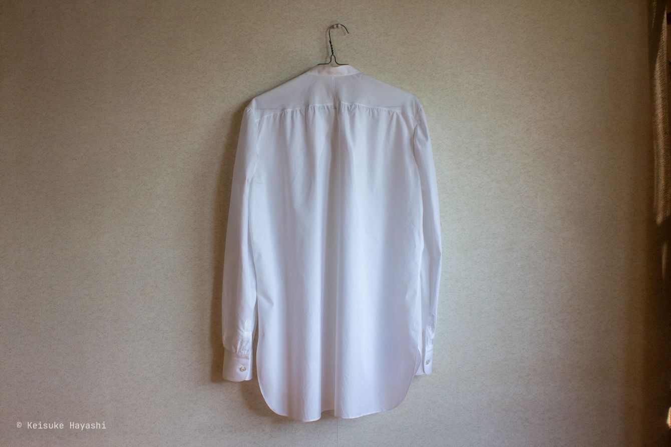 シャツの後ろ姿