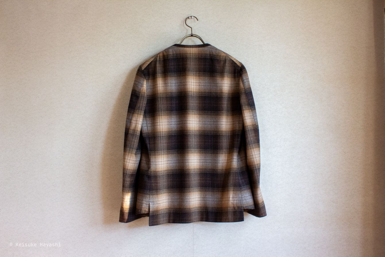 シャツの後ろ姿