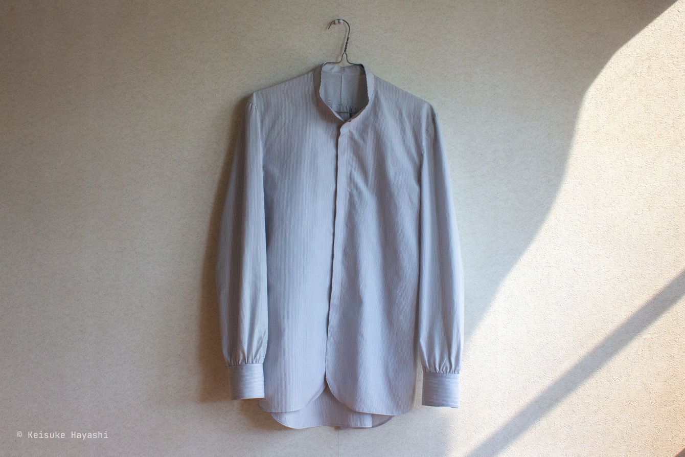 シャツの正面写真（ボタンを付けたバージョン）