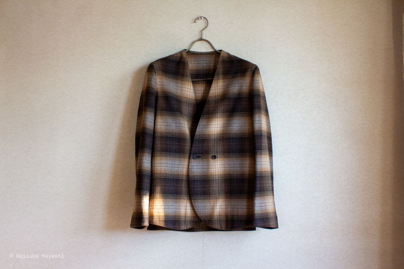 ボタンを留めるとダブルブレストに