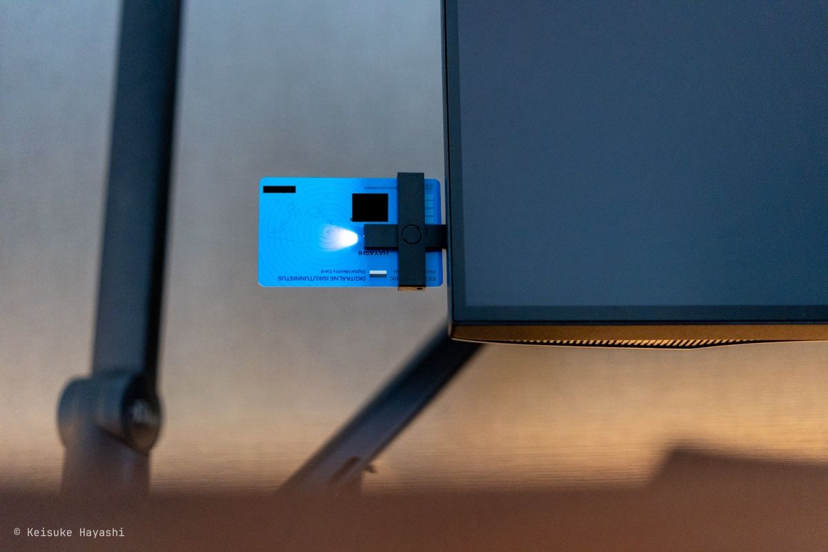 ID カードを USB ポートに差し込む