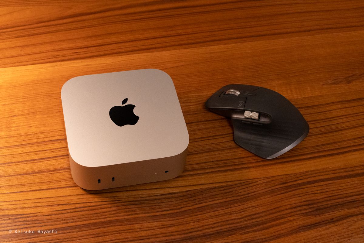 マウスと並べた Mac mini