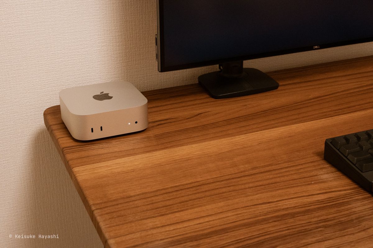 デスクの上の Mac mini