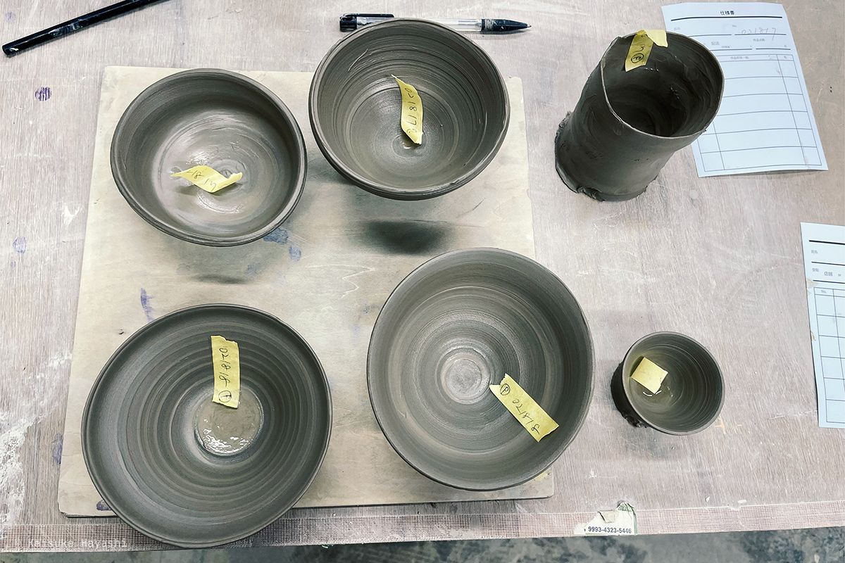 成形したお茶碗と付箋