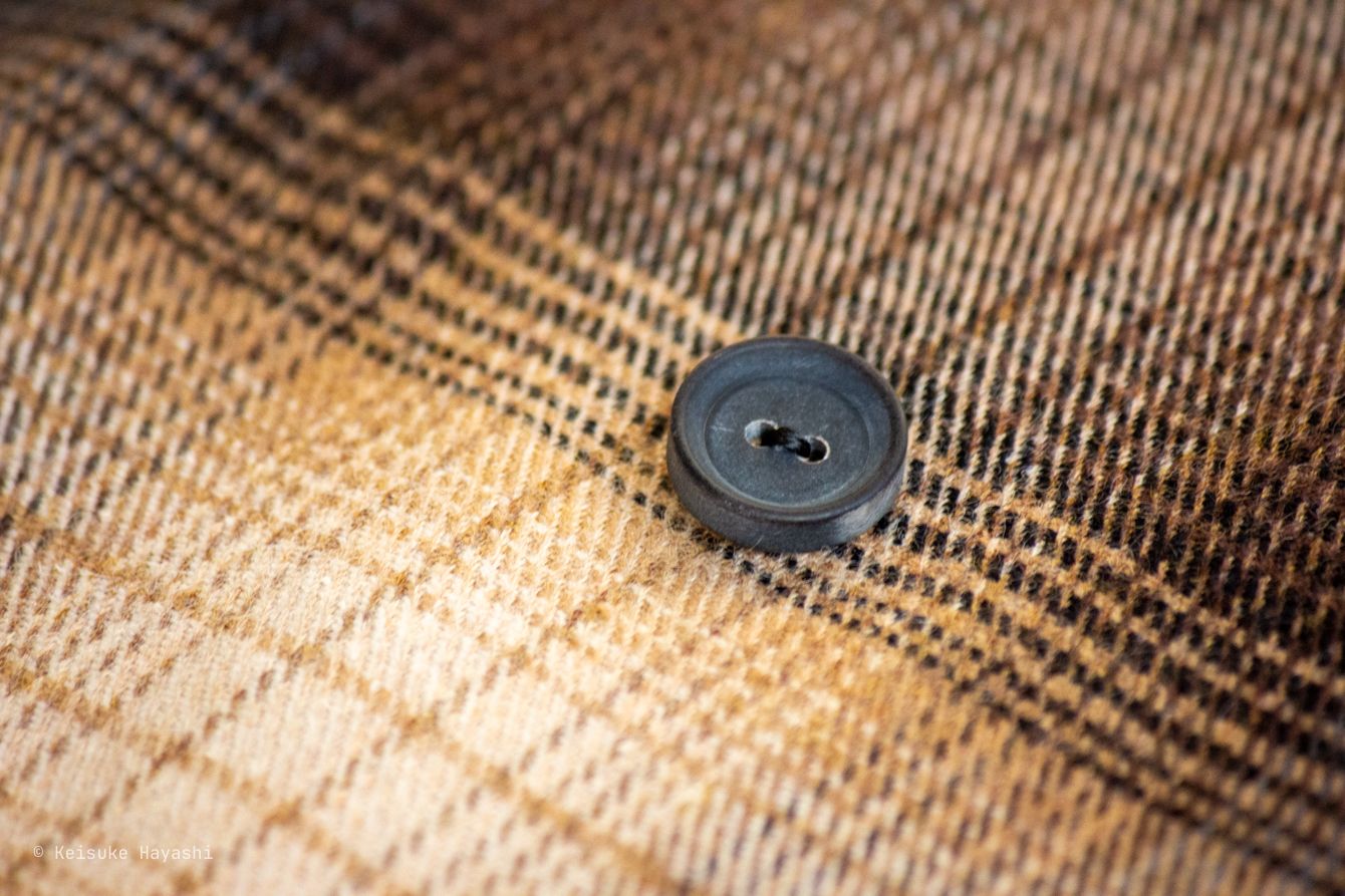 アンティーク加工された小ぶりな水牛ボタン