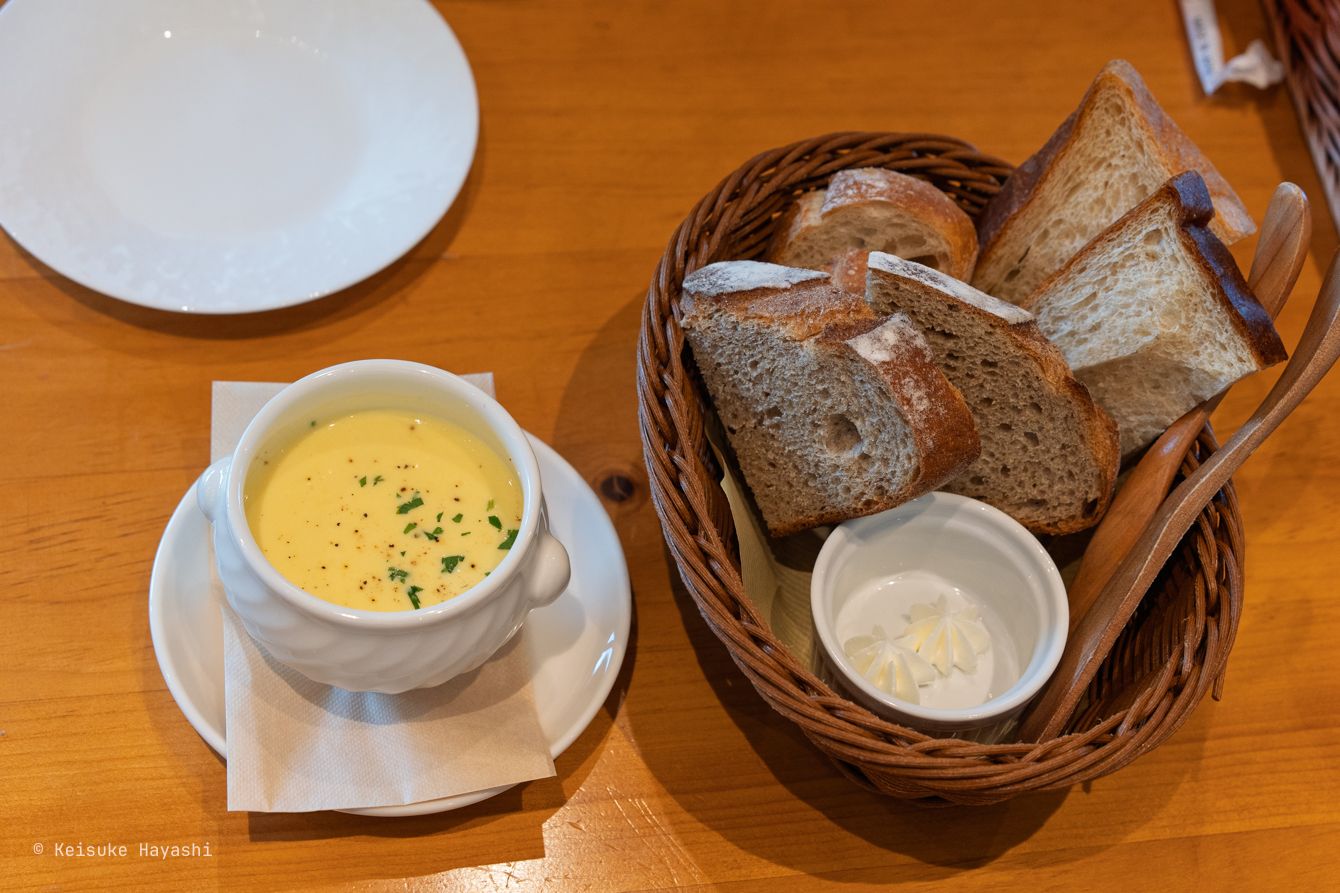 自家製パンとクリーム、とうもろこしのスープ