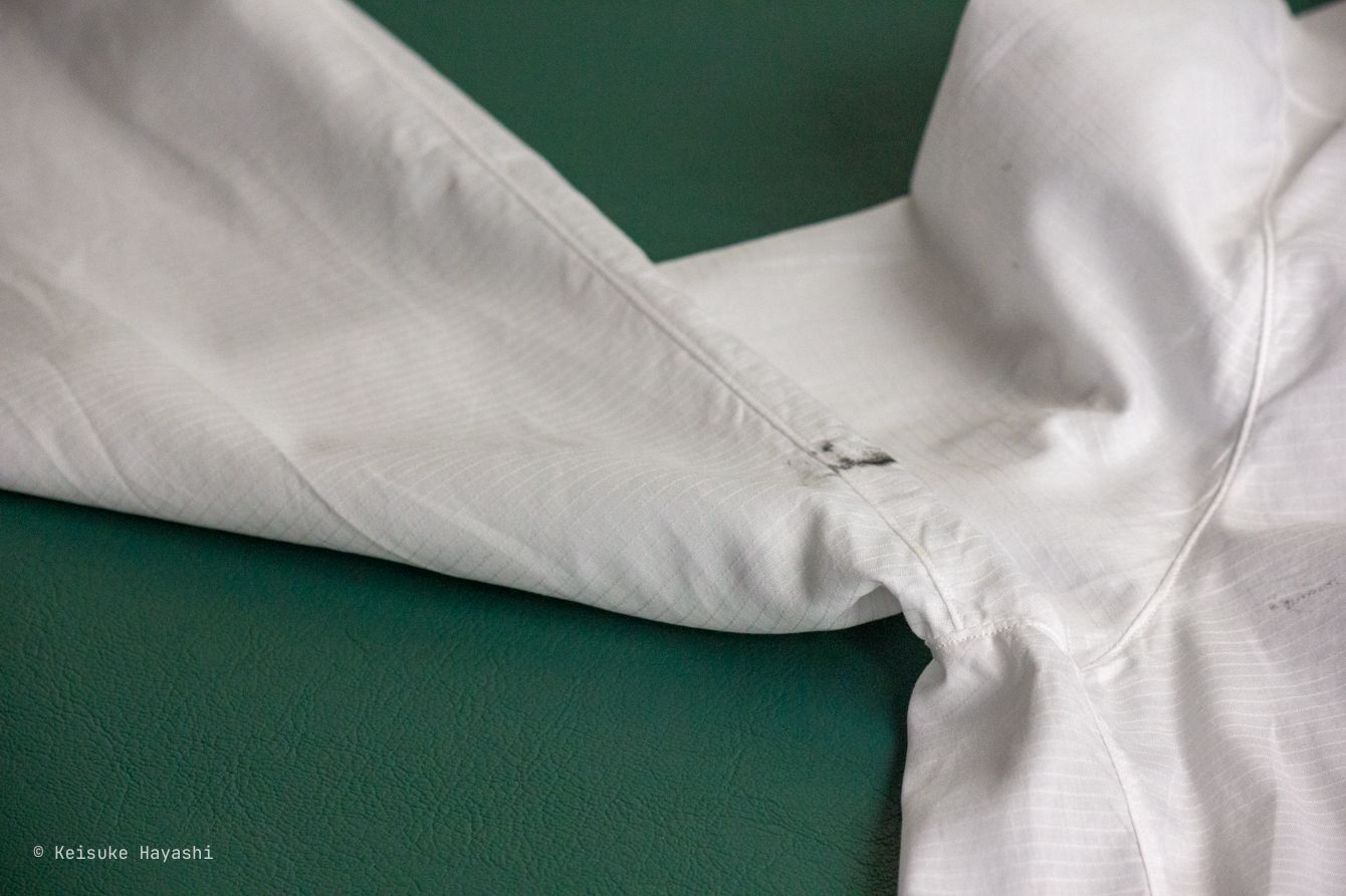 シャツの袖底