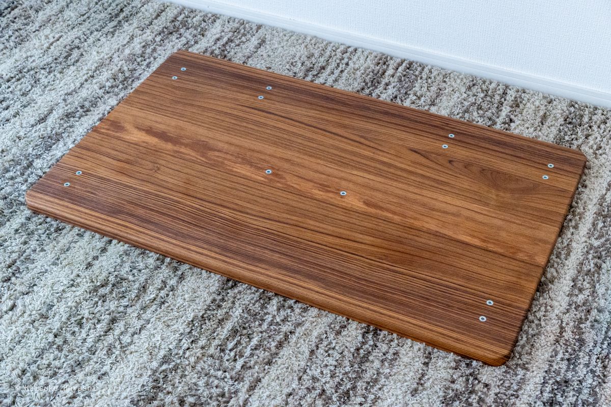 鬼目ナットが埋め込まれた天板