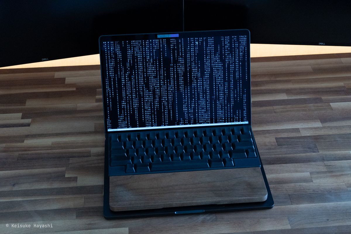 MacBook の上に置いたキーボード