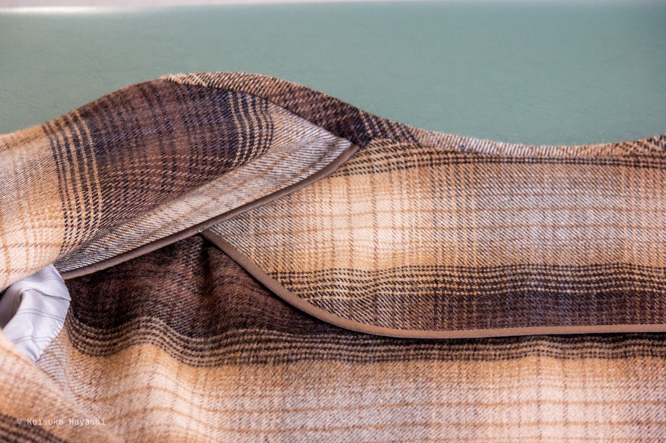 大きめにカットされた衿ぐり見返しの構造