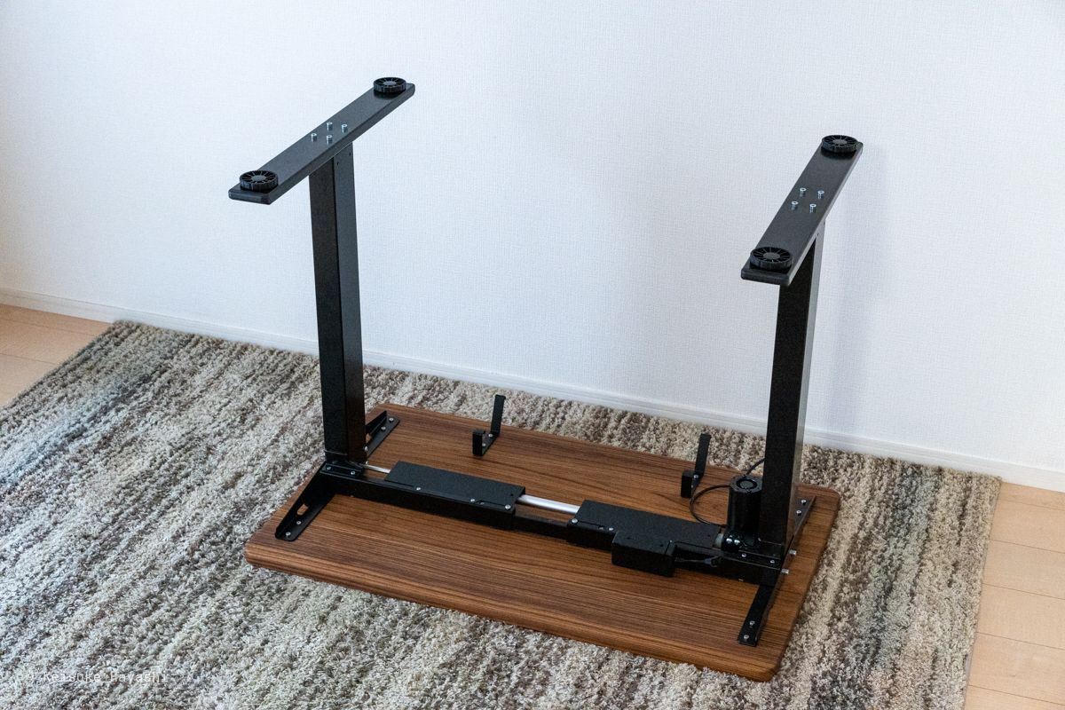 天板と脚のドッキング作業