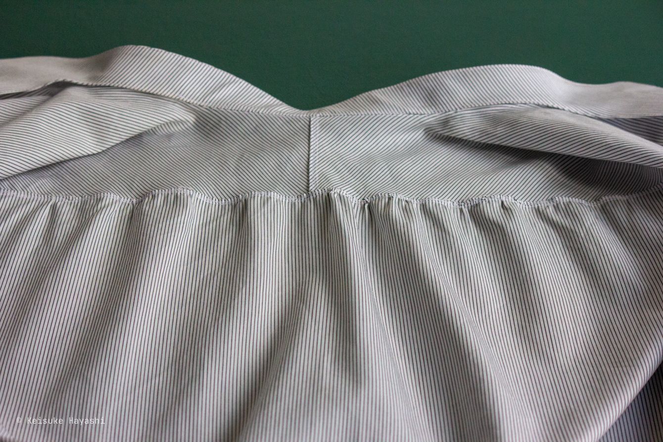 ギャザーが入ったヨークの裏側