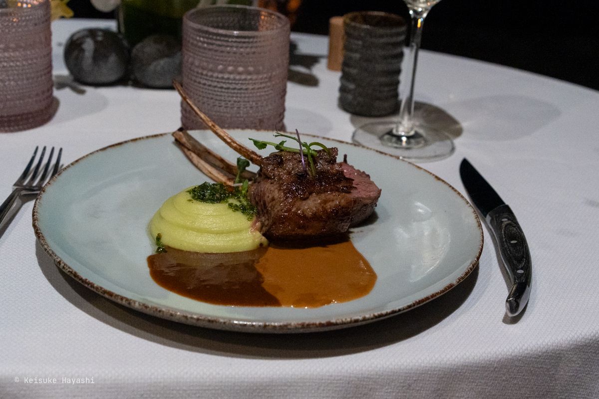 オーストラリア産仔羊背肉のハーブ焼き ハーブマッシュポテトとピクルスパセリソース