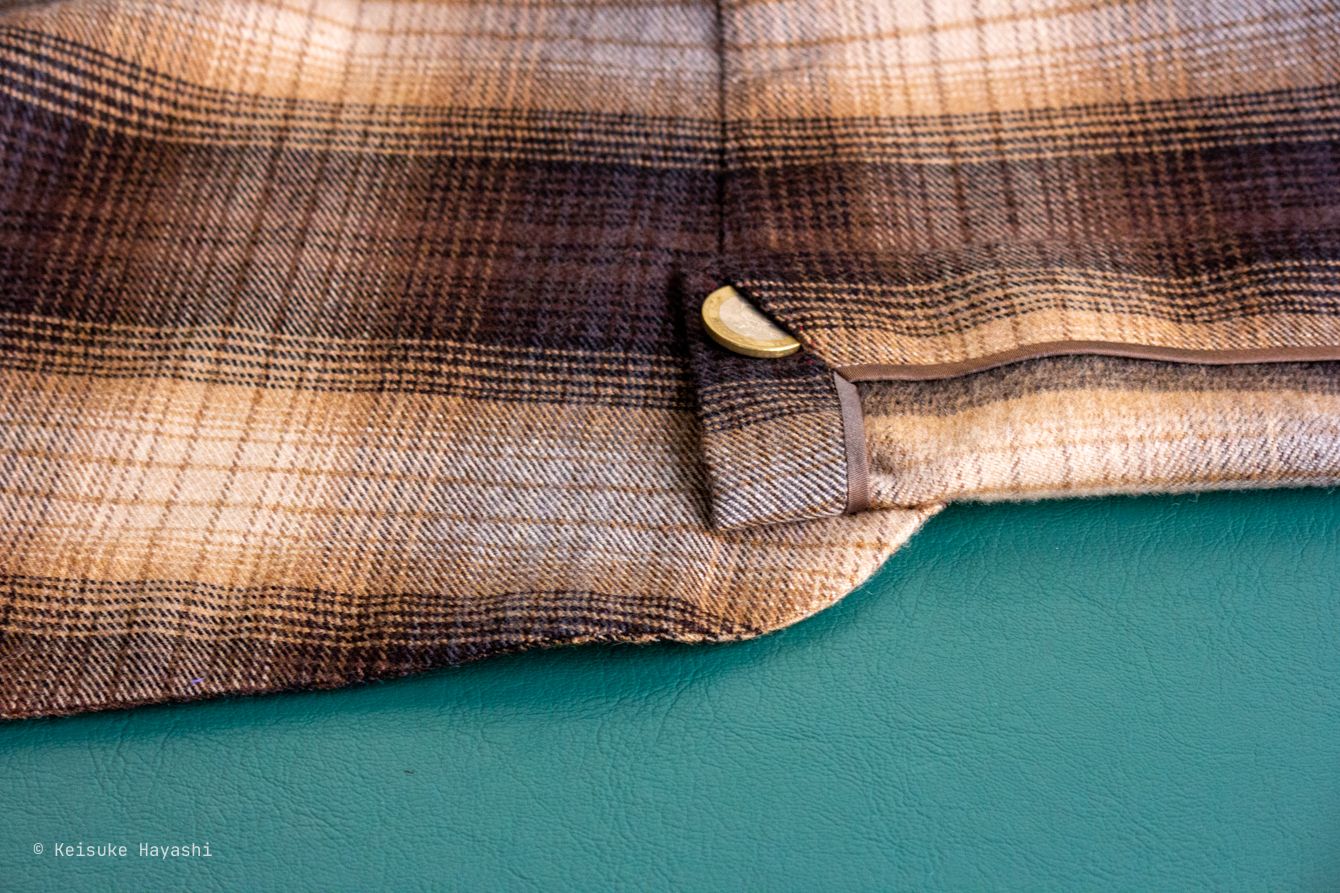 跳ね上げられたサイドベンツ