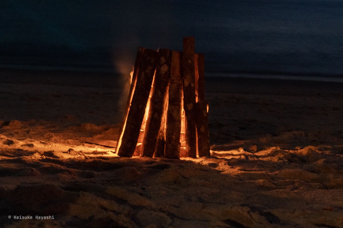 ビーチの上で焚き火