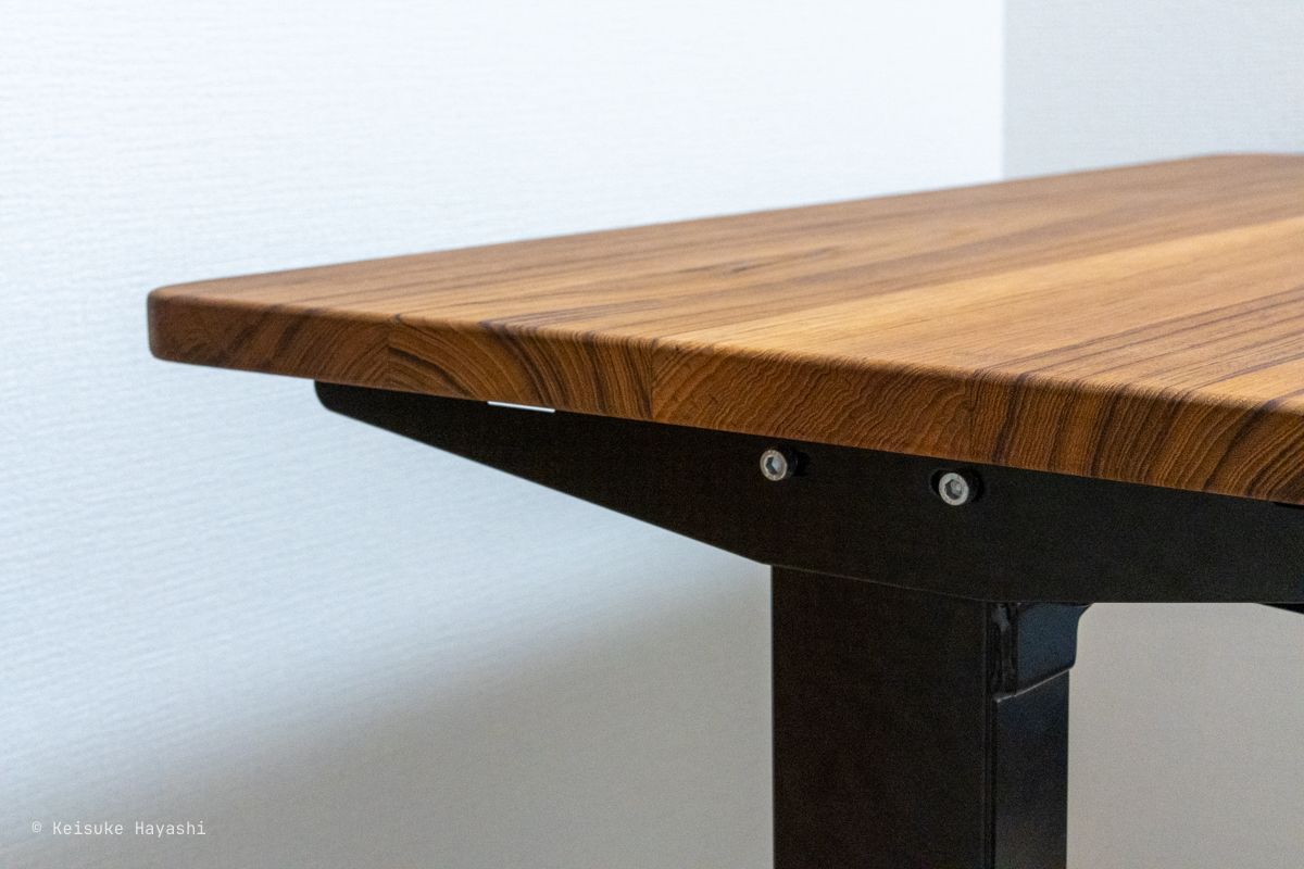 デスク側面のボルト