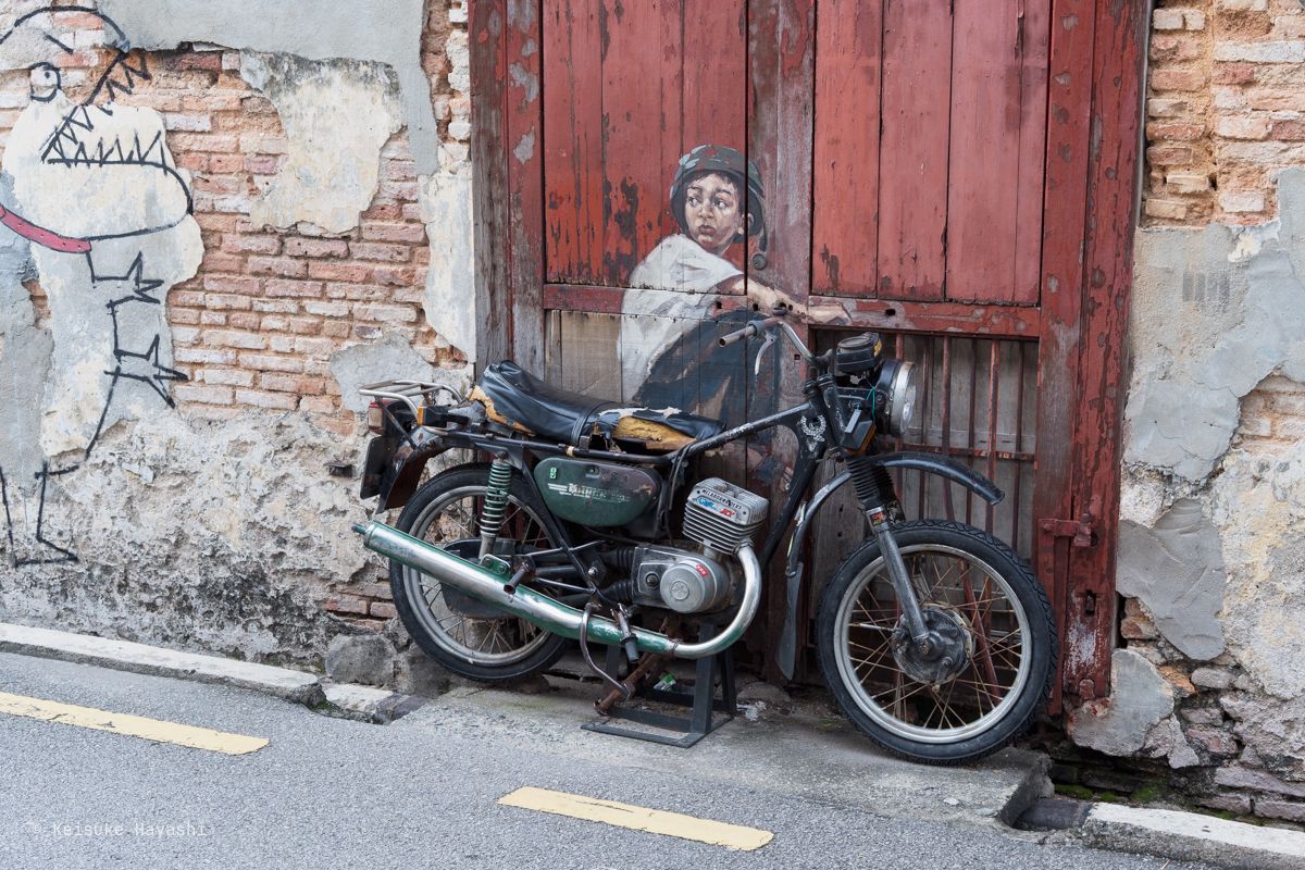 バイクにまたがる少年の壁画