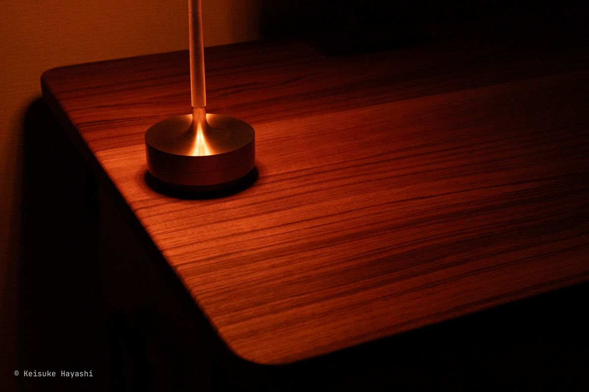 照らし出されたデスク