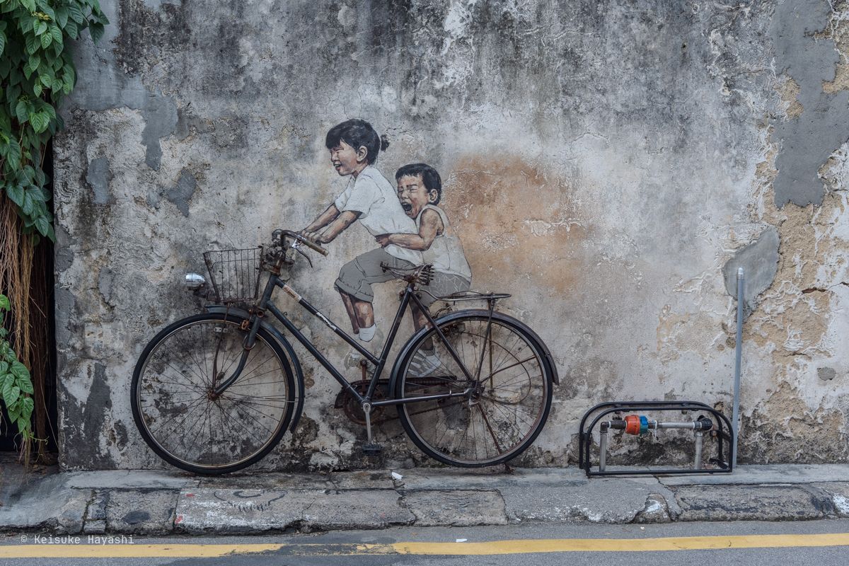 自転車に乗る子供たちの壁画