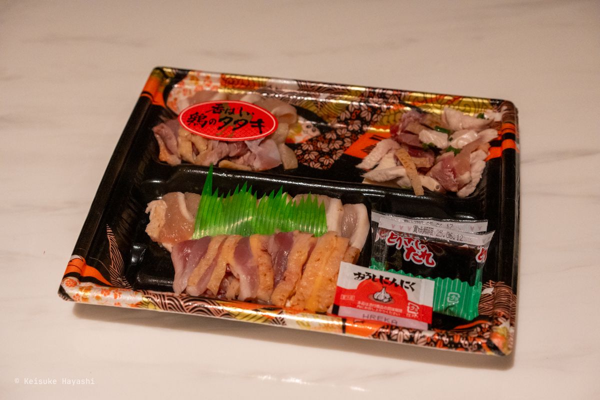 山形屋で買った鶏刺し